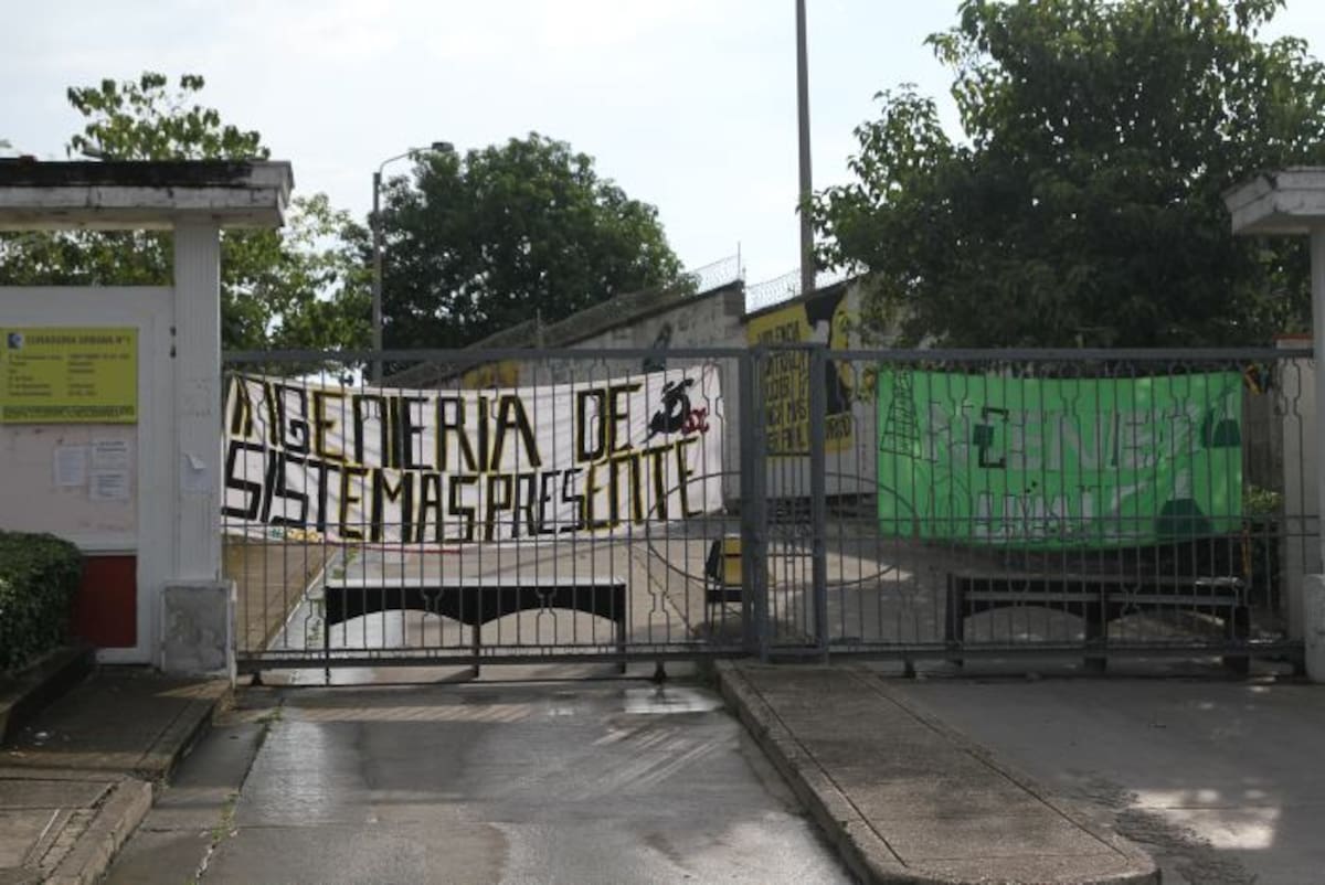 La entrada de la sede Piedra de Bolívar sigue bloqueada. Óscar Díaz