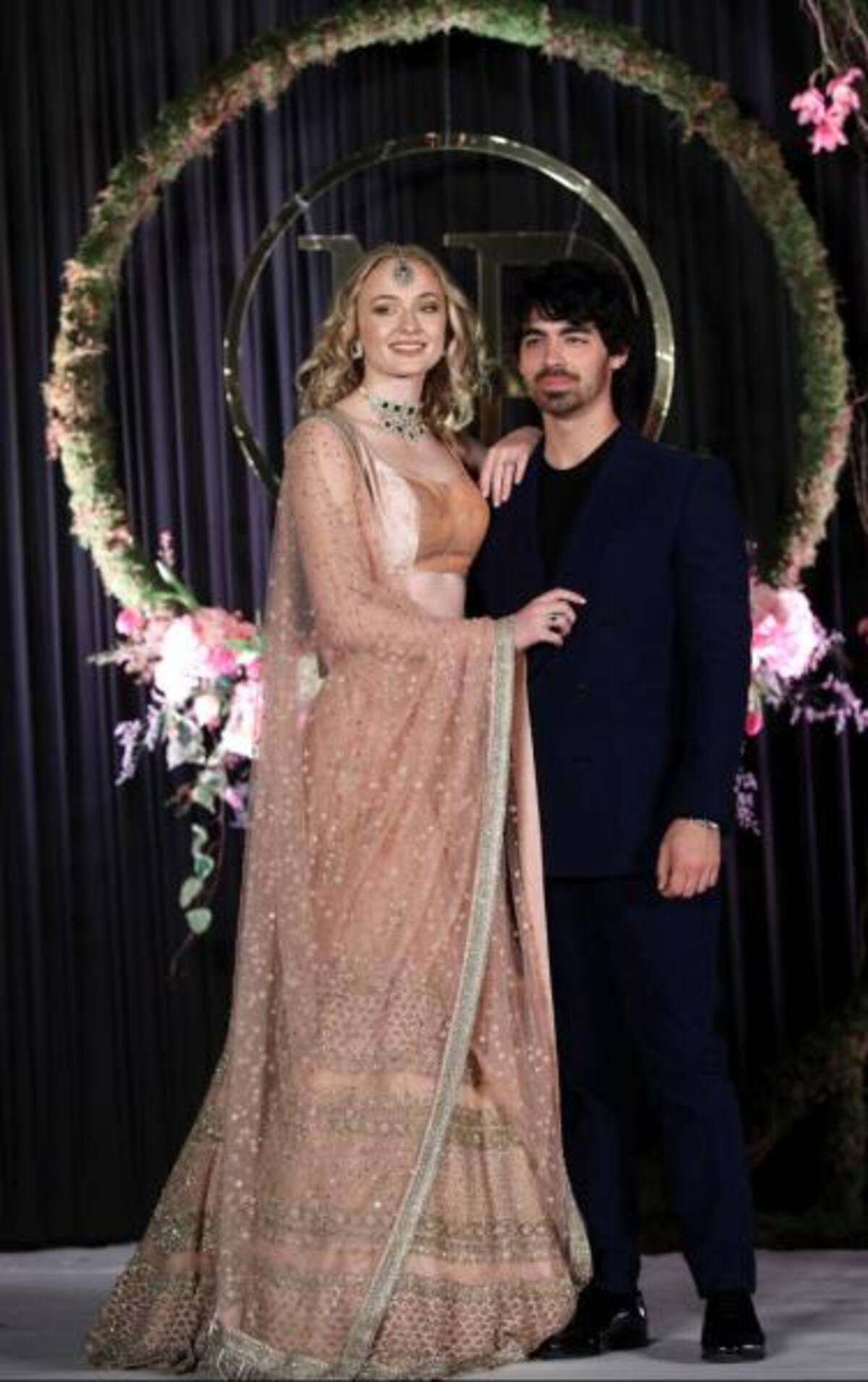 Joe Jonas y su prometida, la actriz británica Sophie Turner, posan para los medios tras la boda de su hermano Nick Jonas.