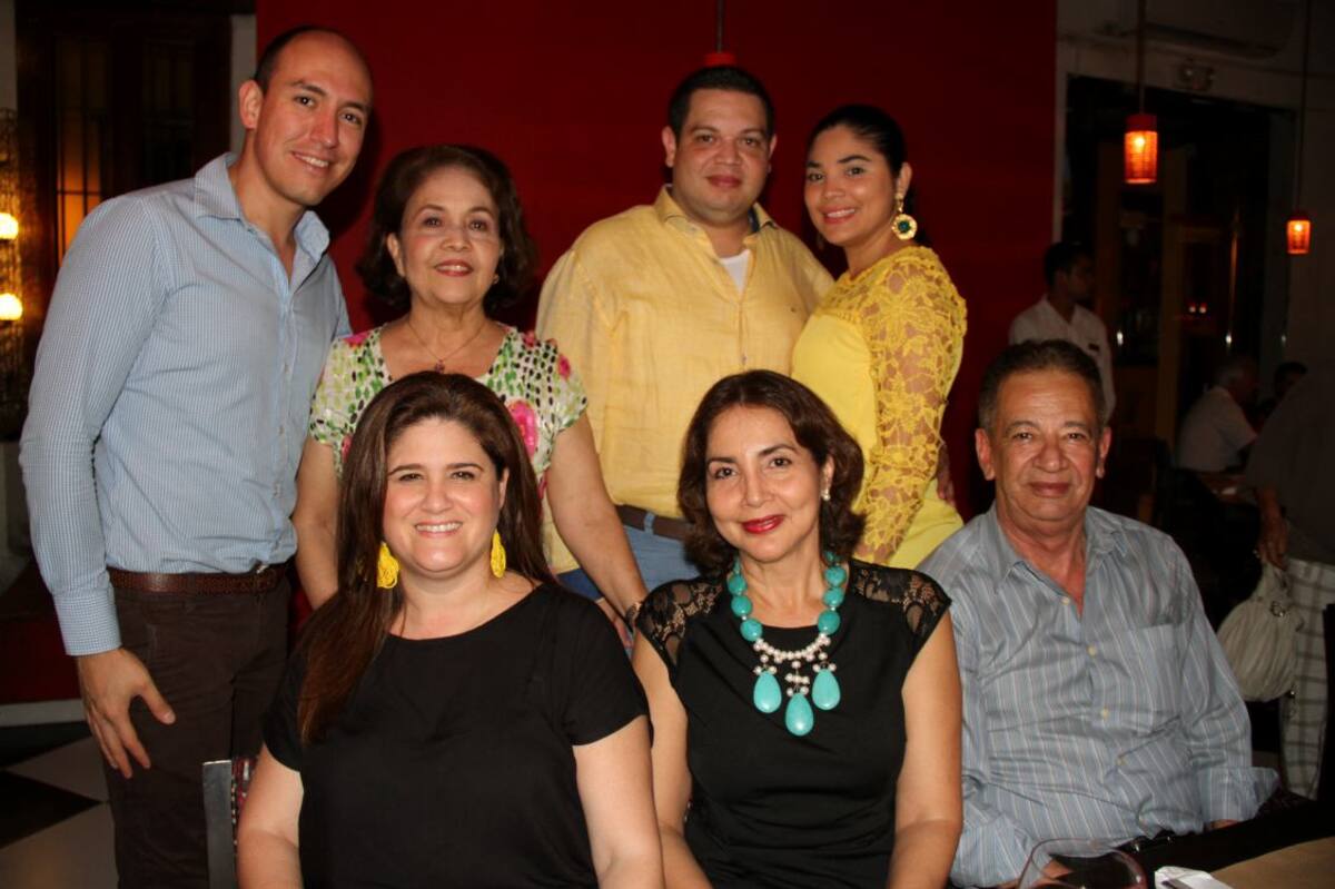 De pie: Óscar Olarte, Leonor Morales de Giraldo, Benjamín Barraza e Indira Carrasquilla; sentadas: Ileana Stevenson, Isolina Visbal y José Luis Puello.