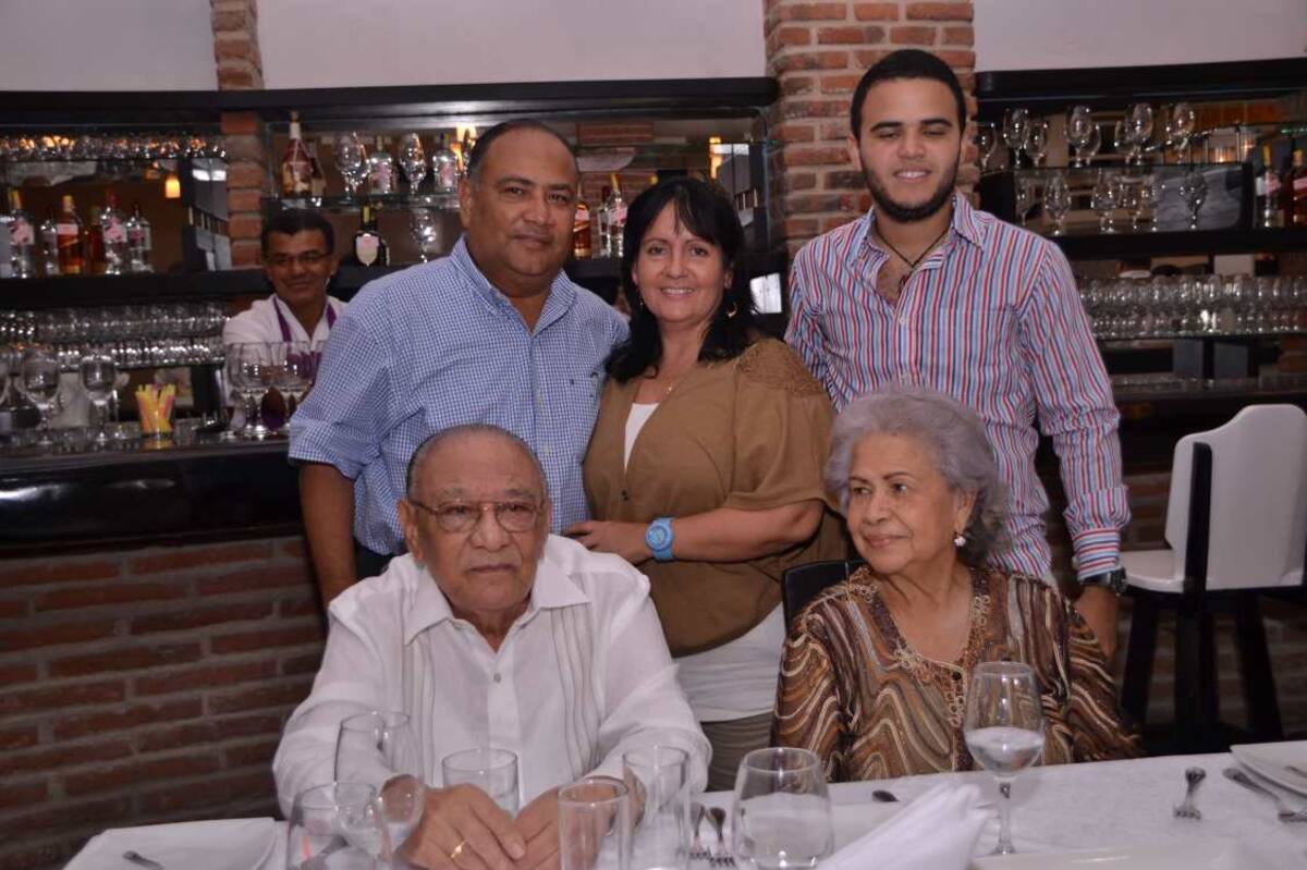 De pie: Javier Anaya, Lucía de Anaya y David May; senta-dos: Alfonso Anaya y Aurora Lorduy.