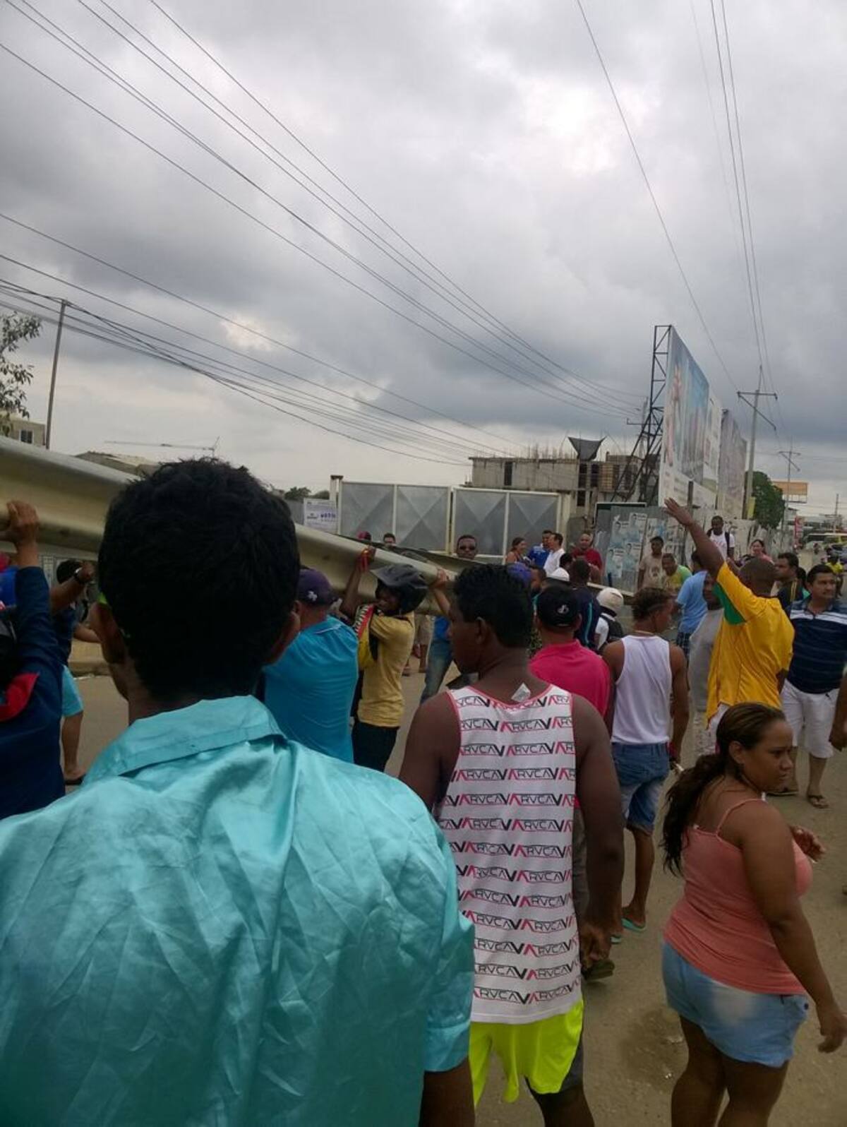 Los habitantes de Villas de la Candelaria utilizaron la fuerza para desprender el separador. Cortesía.
