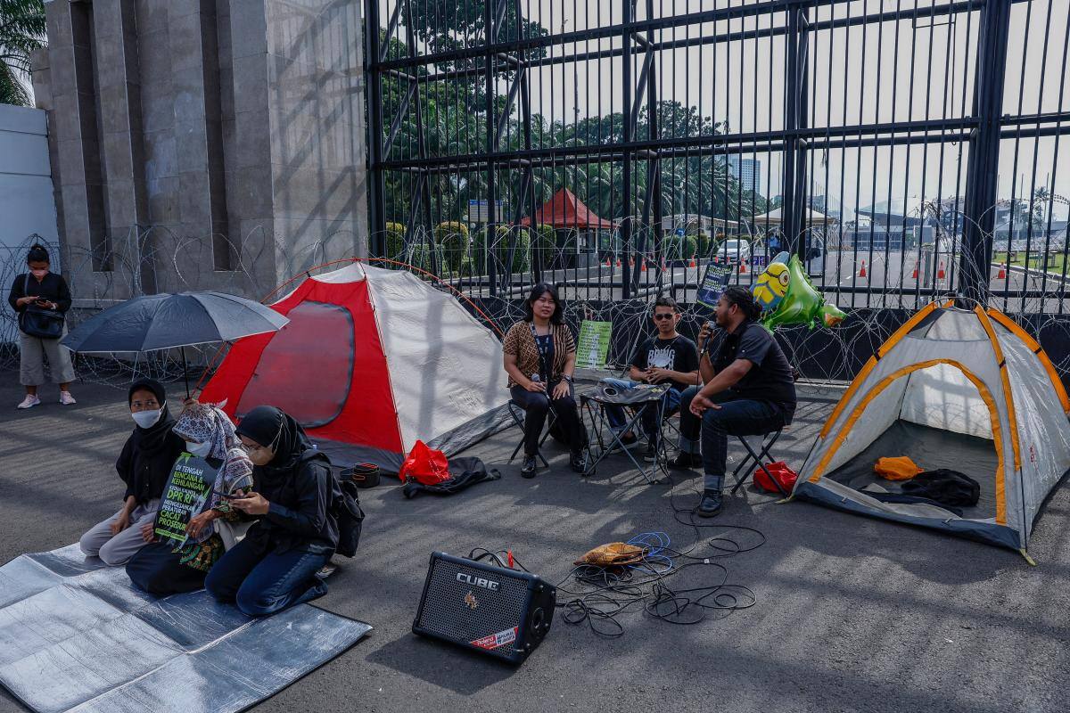 Protesta contra el código penal recién aprobado se tomó la puerta principal del edificio del parlamento en Yakarta, Indonesia. //EFE