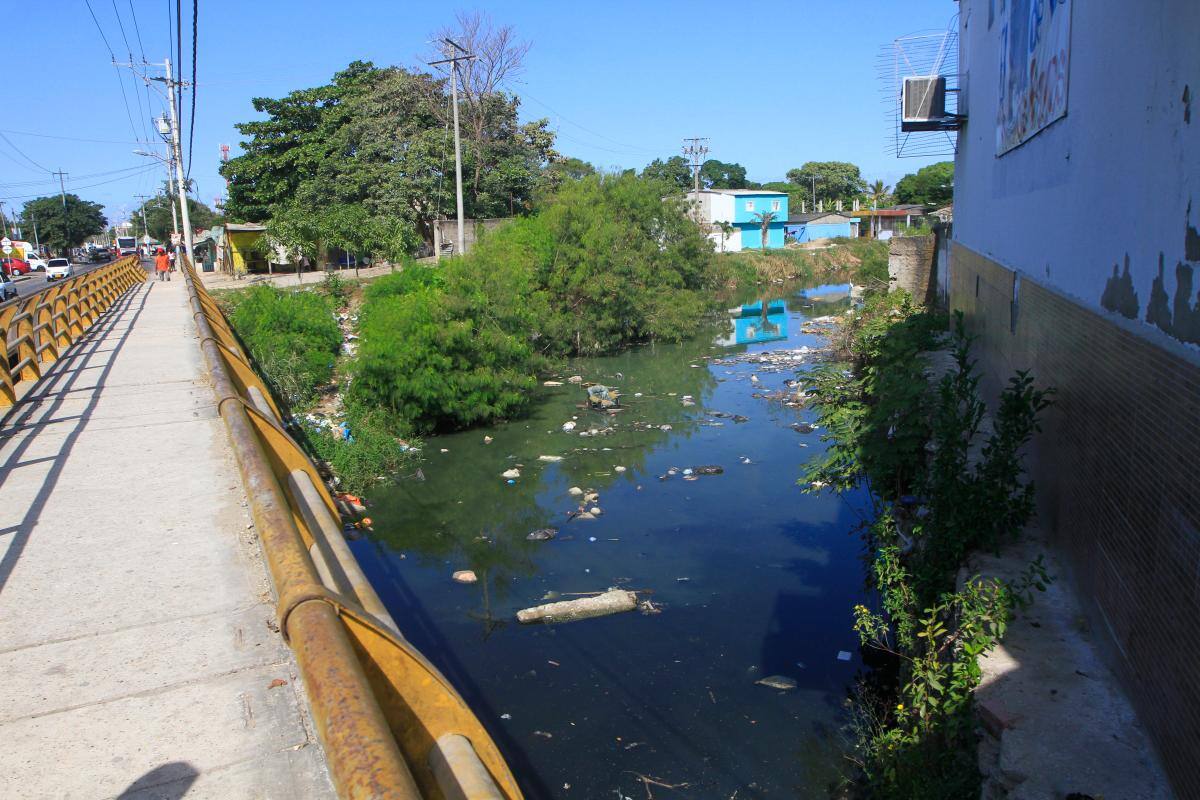 El canal Ricaurte, en Olaya Herrera, está entre los 26 que requieren una intervención urgente. //julio castaño-el universal