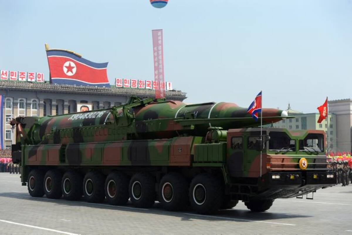 Vehículo militar norcoreano transporta lo que se cree es un misil durante una marcha militar. AFP PEDRO UGARTE