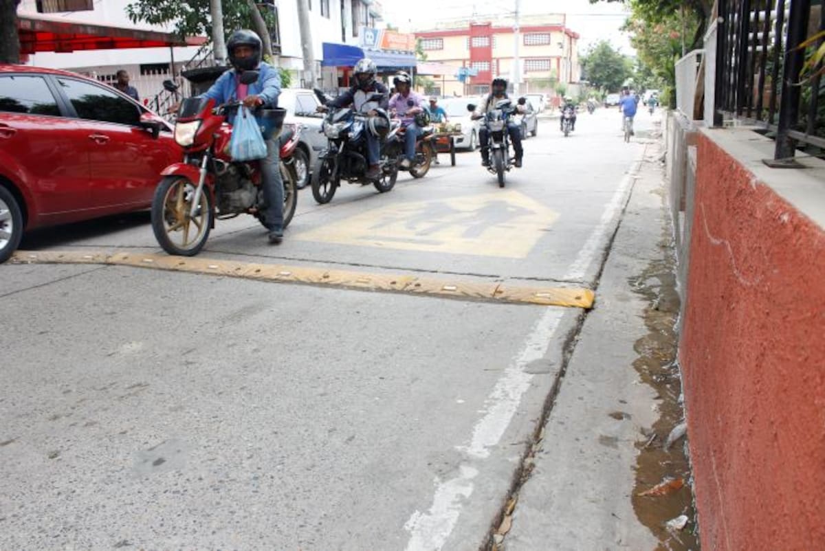 El DATT instaló la semana pasada nuevos reductores de velocidad en plástico en la vía principal de Almirante Colón y demolió el construido por la comunidad. Julio Castaño-El Universal