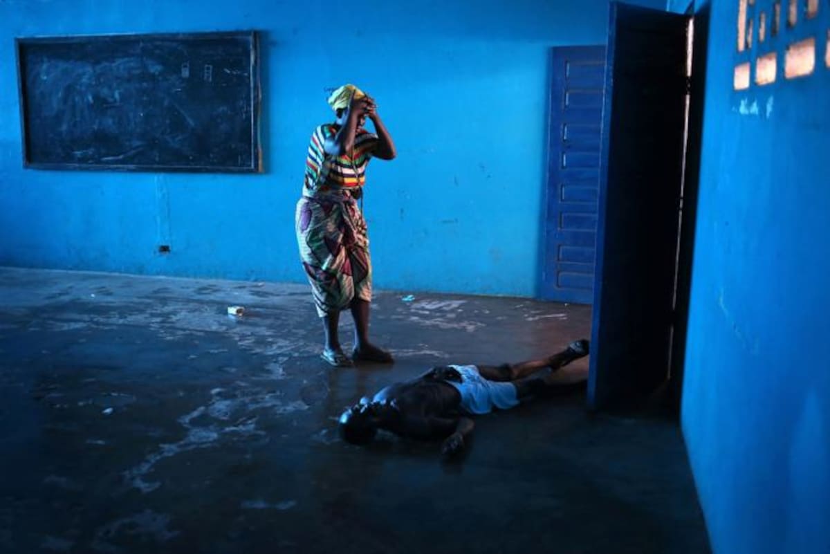 Fotografías de "Ebola Crisis Overwhelms Liberian Capital", serie ganadora de los premios Sony World Photography Awards 2015. John Moore/Sony World Photography Awards 2015