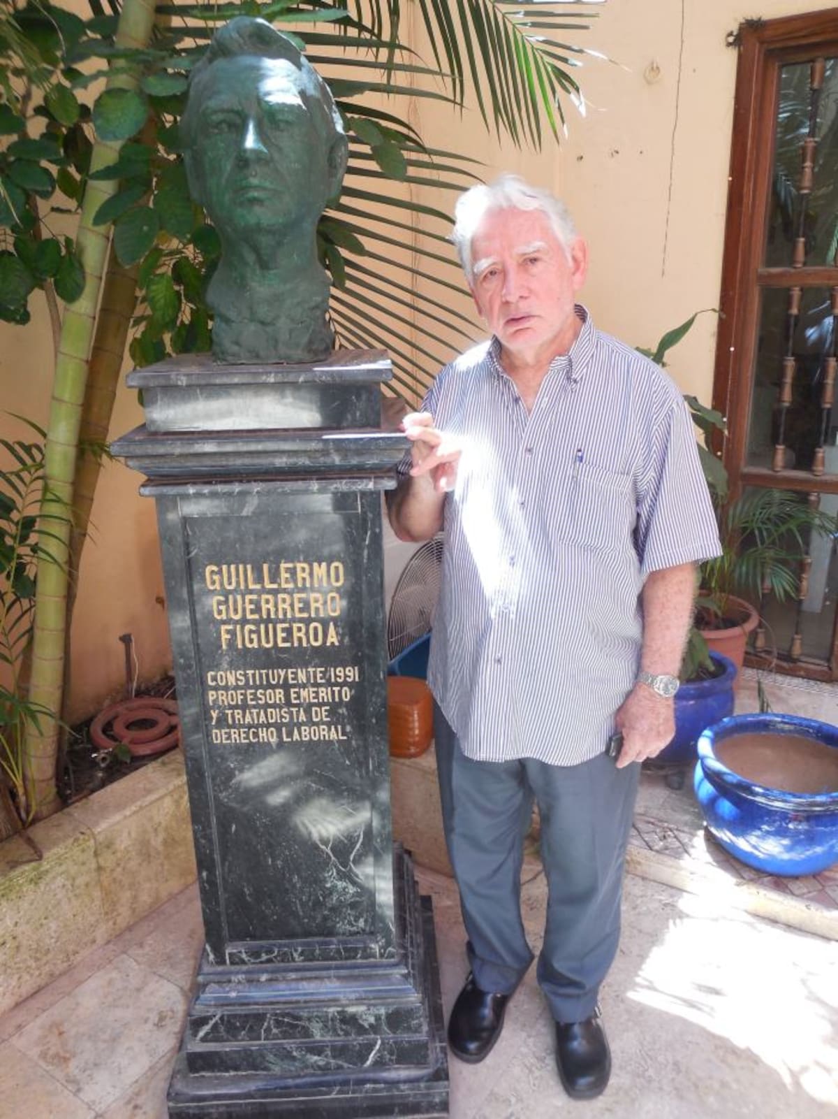 Guillermo Guerrero Figueroa, junto al busto realizado por el escultor Alfredo Tatis Benzo. Gustavo Tatis-El Universal