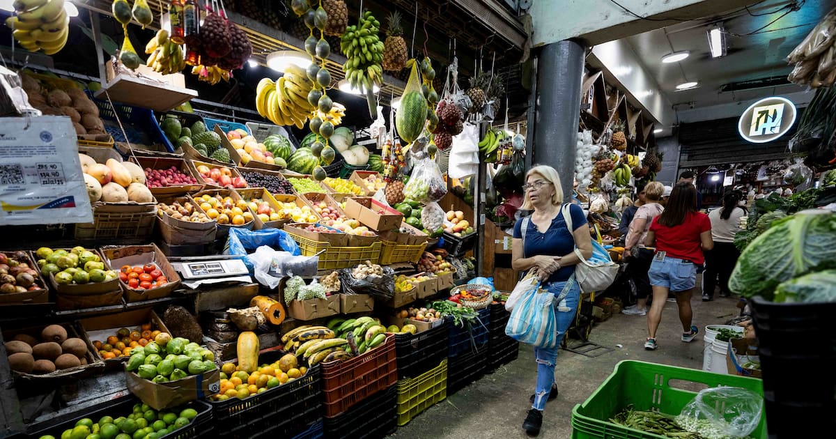 Los venezolanos están más preocupados por la economía navideña que por EE. UU.