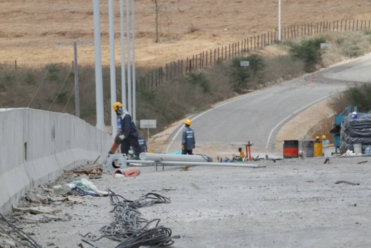 La empresa contratista espera entregar las obras del puente de conectividad el próximo 21 de marzo. // JULIO CASTAÑO-EL UNIVERSAL