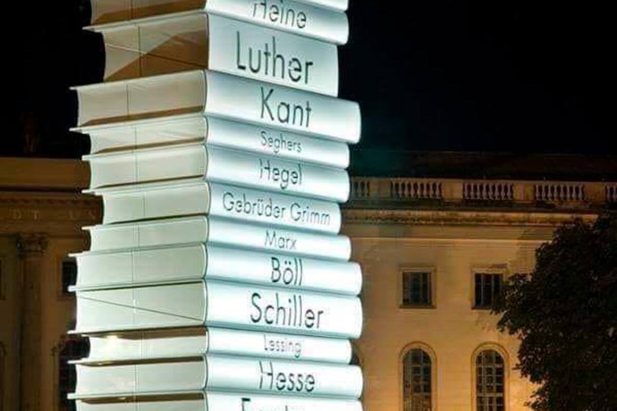 El monumento a libros quemados en Berlín