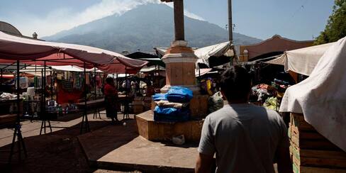 Indígenas mayas de Guatemala, preocupados por el incendio en volcán de Agua