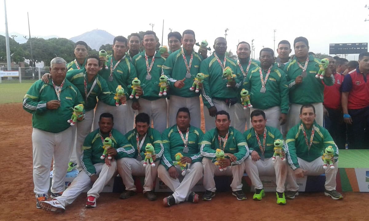La novena sucreña, posesionada de su medalla de plata en los XX Juegos Deportivos Nacionales, la única del departamento de Sucre en las máximas justas. El Universal - Sincelejo
