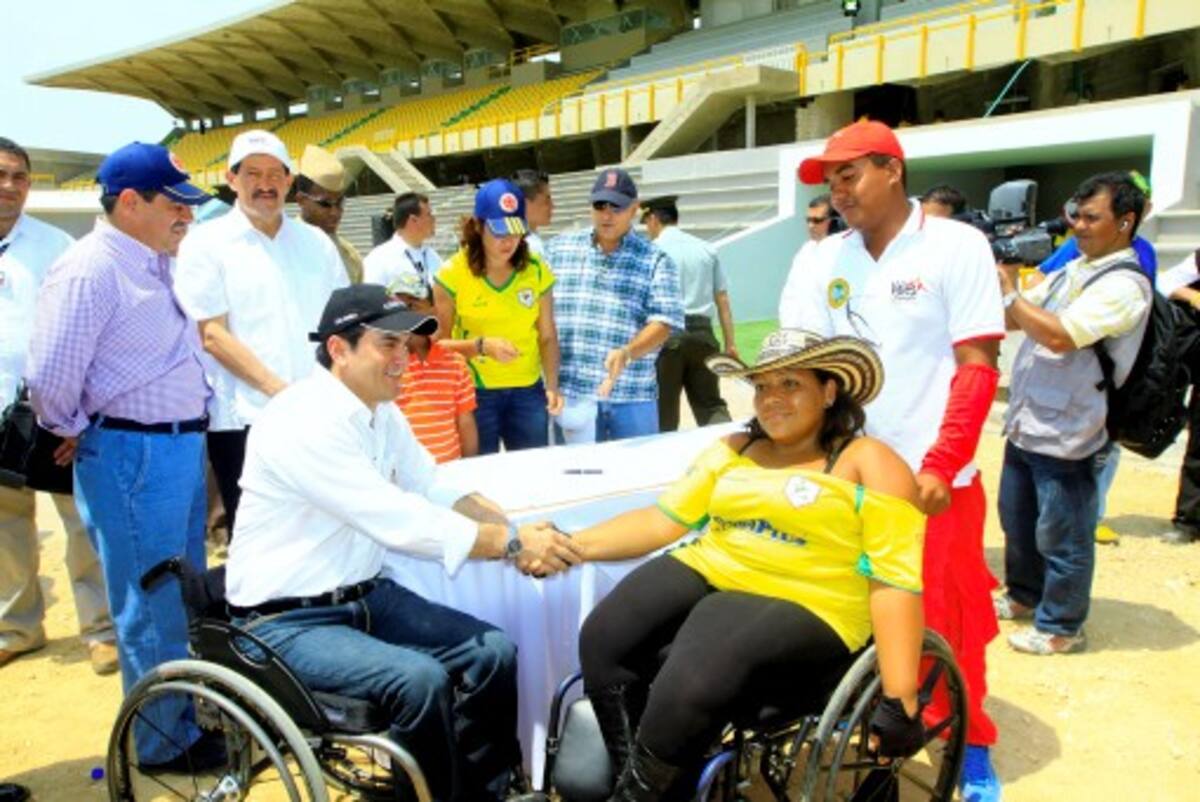 Jairo Clopatosfky, director de Coldeportes Nacional (primer plano) también estuvo presente en la cita con los hinchas.