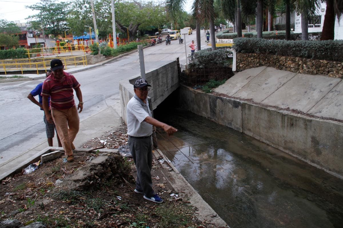 Vecinos de Alameda señalan la estrechez del box culvert a la salida del barrio.// Foto Zenia Valdelamar – El Universal.