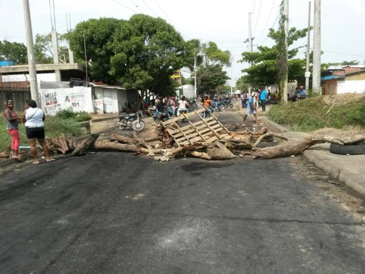 La entrada a Pasacaballos por la vía a Mamonal fue bloqueada por los manifestantes. JAIRO CÁRDENAS - QHUBO.
