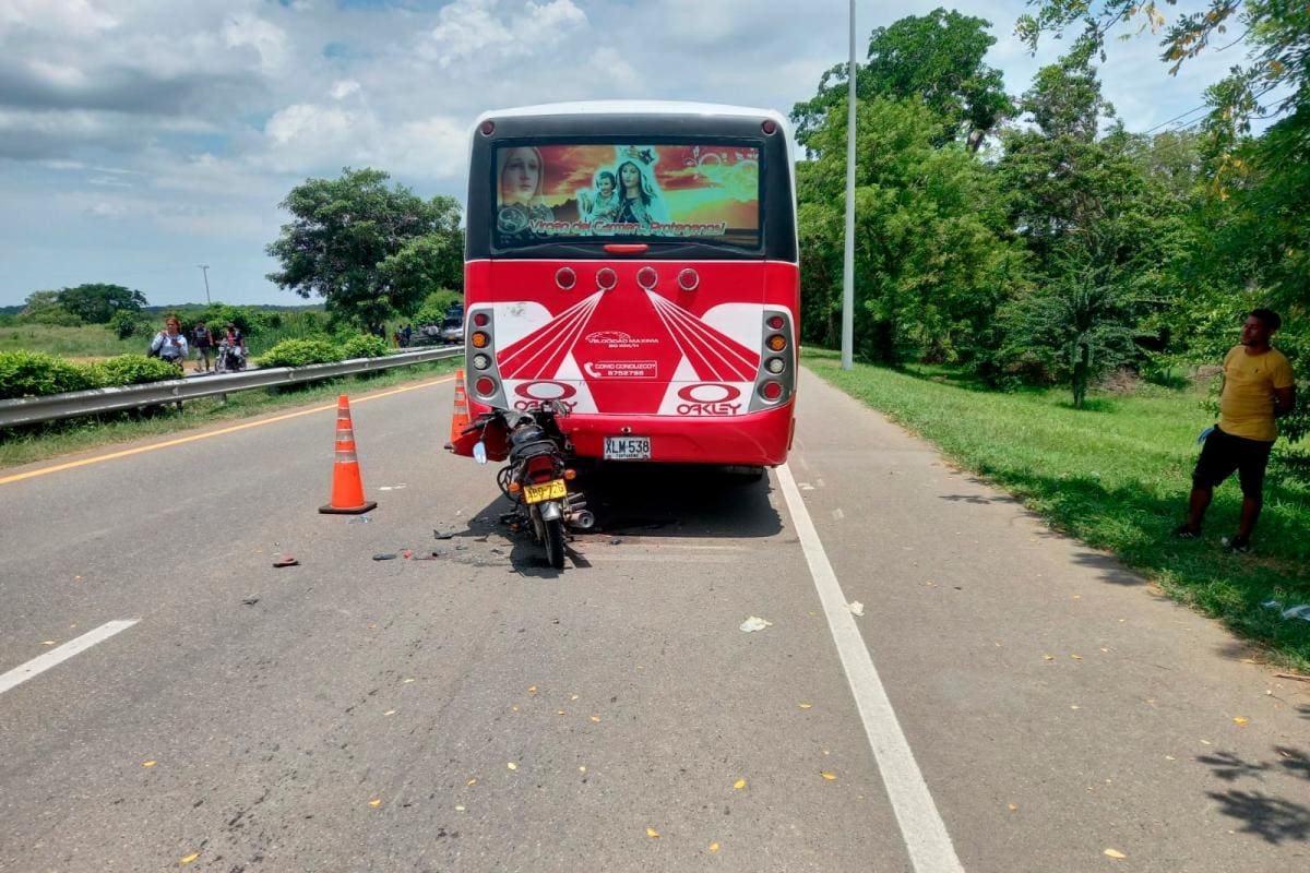 Video: motociclista quedó herido en impactante choque con una buseta
