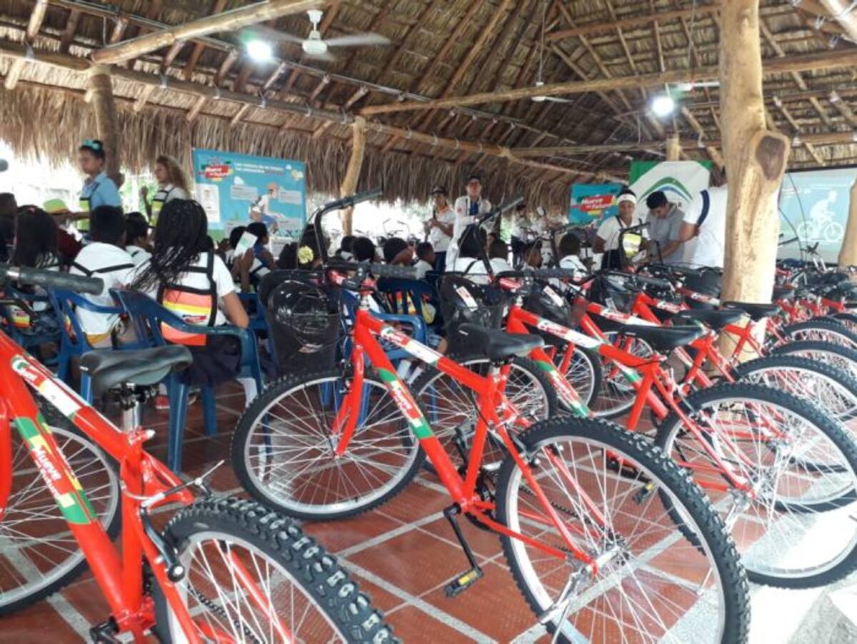 Las bicicletas fueron entregadas por las gestoras sociales de Bolívar, Liliana Majana, y de Calamar, Leonor Reales, en el marco del programa “Mueve mi Futuro”. Lila Leyva Villarreal