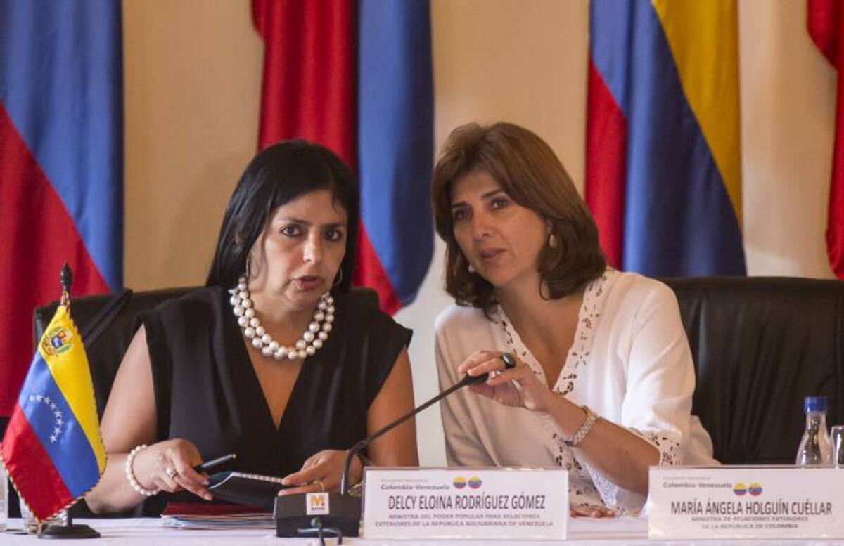 Las ministras de Relaciones Exteriores María Ángela Holguín, de Colombia, y Delcy Rodríguez, de Venezuela AFP JOAQUIN SARMIENTO