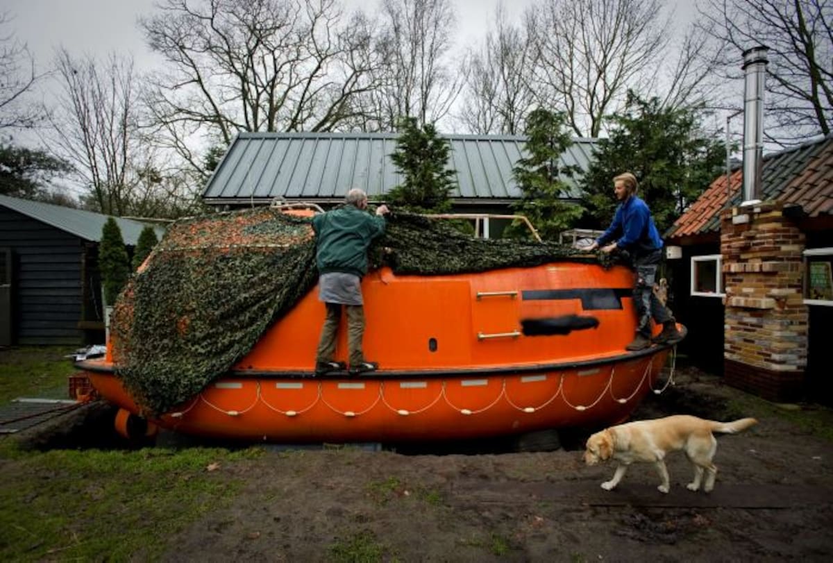 En Holanda, un hombre se prepara para un posible diluvio y ha construido una embarcación de supervivencia capaz de recibir 50 pasajeros. AFP ROBIN VAN LONKHUIJSEN