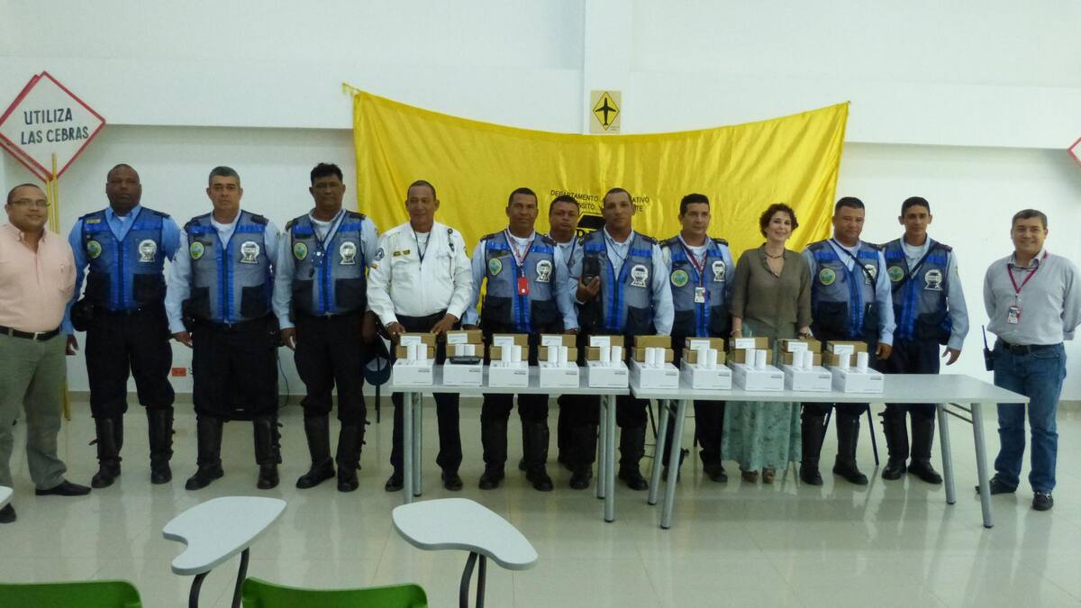 Entrega de comparenderas a los agentes del DATT. CORTESÍA