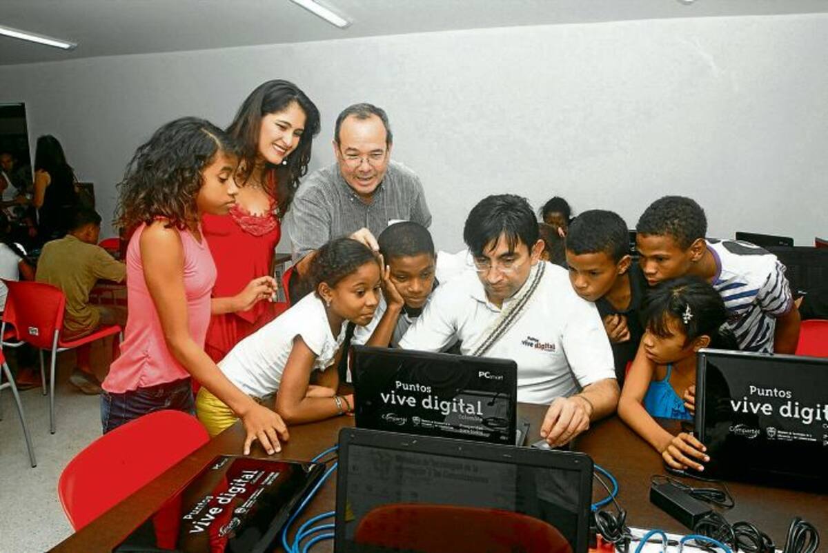 El ministro Diego Molano le enseñó a los niños cómo realizar trámites a través de Internet, en compañía del alcalde de Cartagena, Carlos Otero Gerts. JULIO CASTAÑO - EL UNIVERSAL