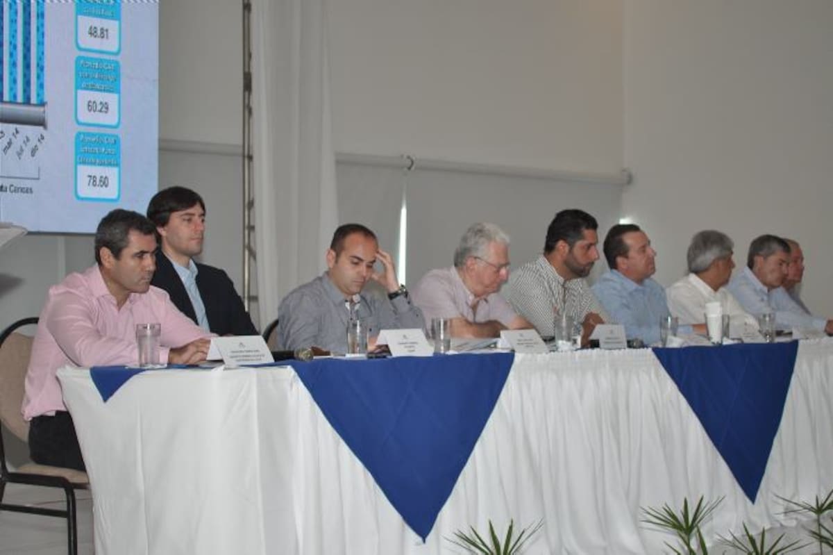La Asamblea de Accionistas de Aguas de Cartagena se desarrolló en el Club Cartagena, con la asistencia del alcalde Dionisio Vélez Trujillo. Cortesía.