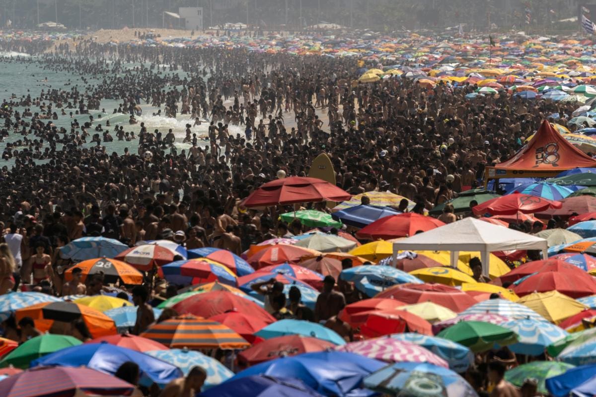Bañistas se lanzaron a la playa de Ipanema, en Río de Janeiro (Brasil), este domingo. //Foto: EFE