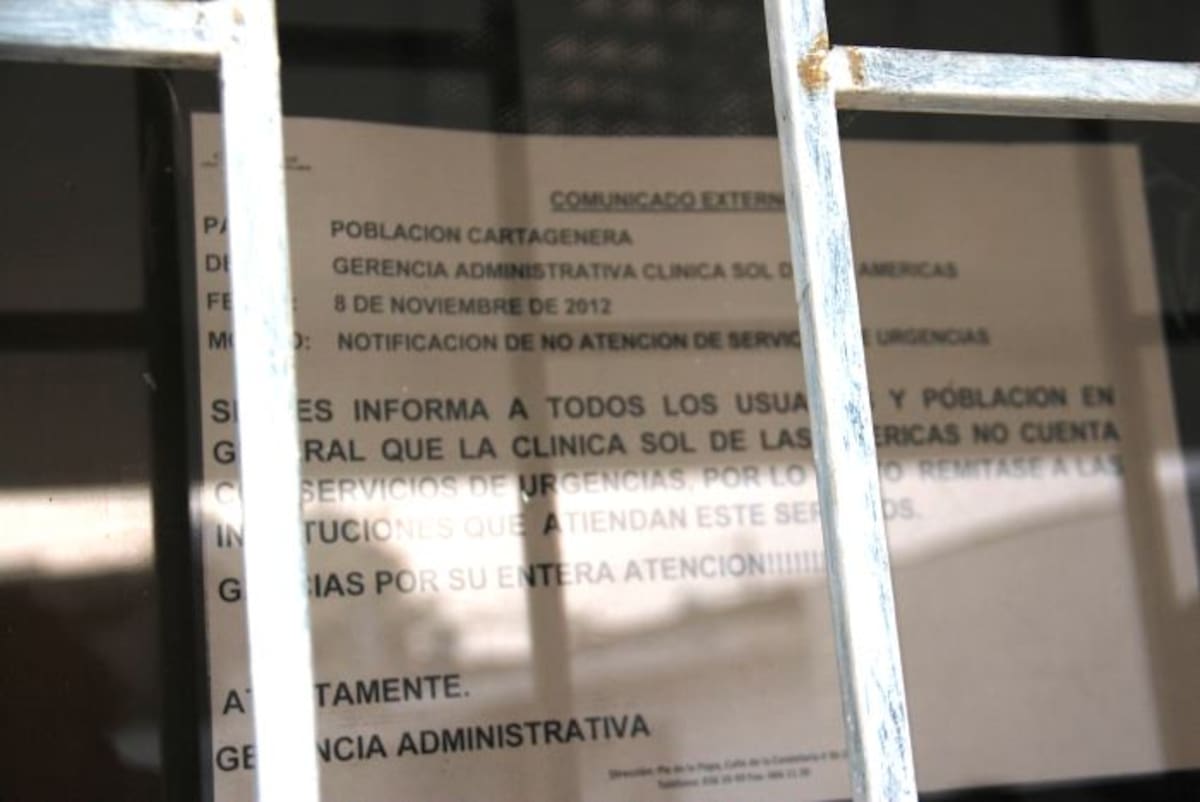 Aviso que reposa en la puerta de la clínica Sol de las Américas Santiago Preciado / eluniversal.com.co