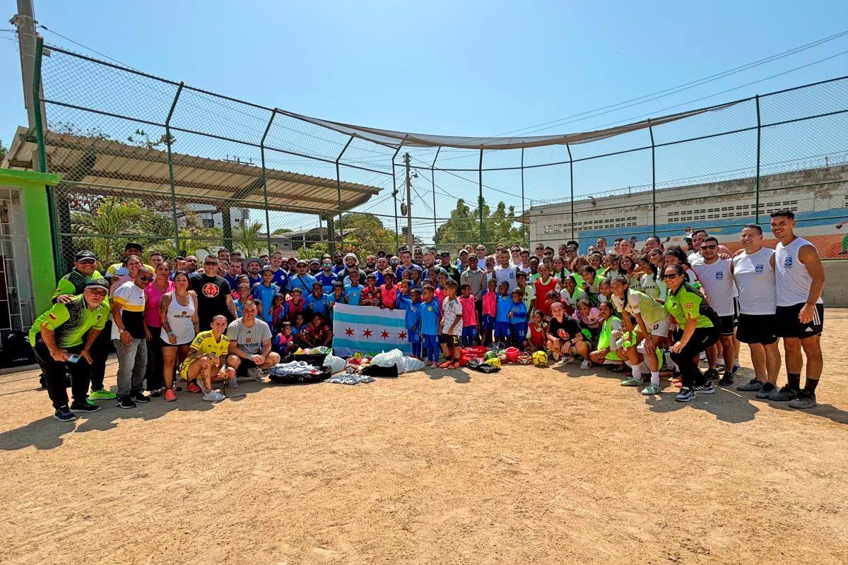 Policías de Chicago y Nueva York juegan fútbol en Cartagena