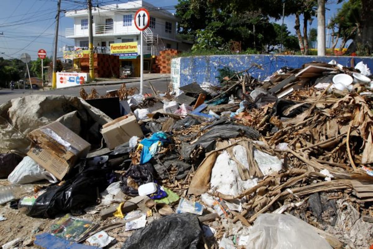 El basurero en el Carmelo, avenida Santander con calle Andalucía, tiene a algunos residentes desesperados. JULIO CASTAÑO BELTRÁN - EL UNIVERSAL