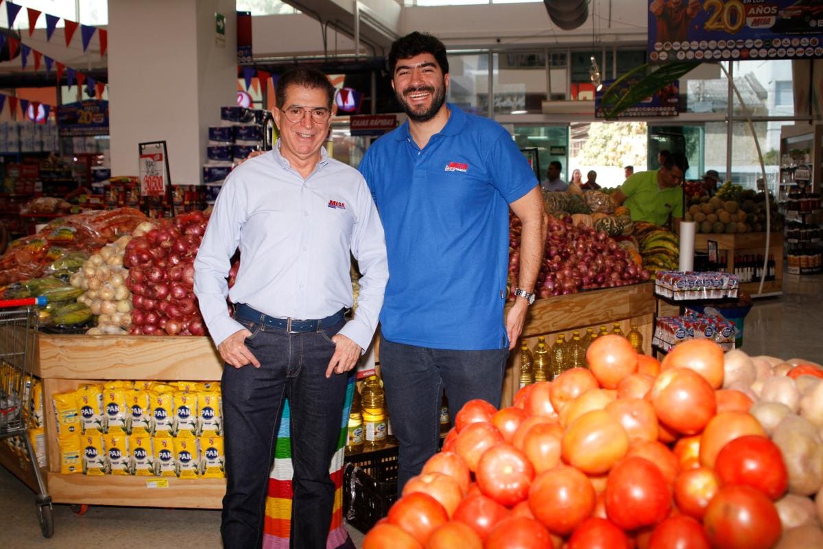 Guillermo Ramírez, fundador de Megatiendas y Camilo Ramírez, gerente Comercial. // Óscar Díaz- El Universal.