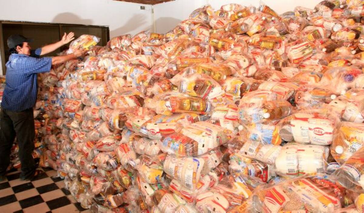 Todos estos mercados que serían para los damnificados de las lluvias del 2007 se dañaron en bodegas de la ciudad. Archivo