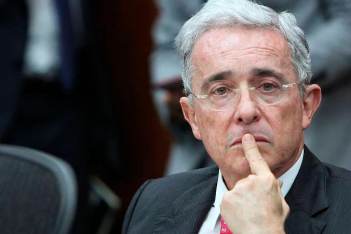 Esta semana habría decisión del juez sobre preclusión en caso de Uribe