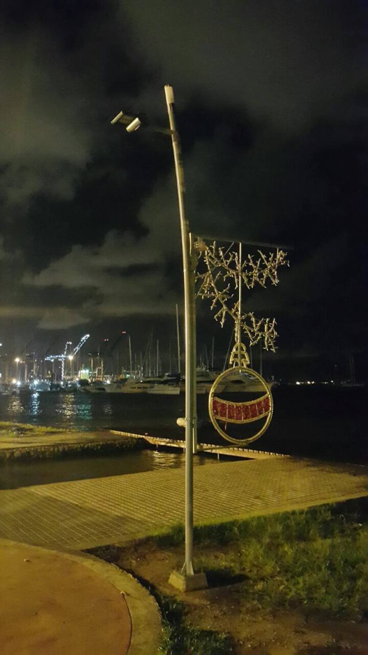 Las luminarias se encuentran apagadas hace tres días, según residentes de Manga. Foto: Cortesía