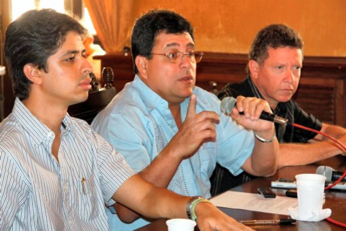 Roberto Camargo, secretario de Interior; Alberto Bernal, gobernador de Bolívar y Santiago Carrasquilla, secretario de obras, ayer en conferencia de prensa en el Palacio de la Proclamación. CORTESÍA