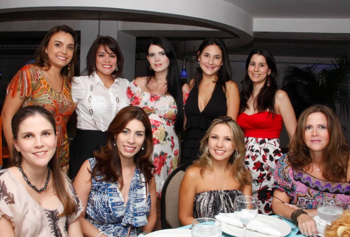 De pie: Viviana Cera, Dalila de Vélez; la agasajada, Violeta Marenco; Jesica Fernández y Ana María Angulo; sentadas: Karen de Salazar, Beatriz De La Espriella, Tatiana Vélez de Covo y María Claudia Barón. Zenia Valdelamar/El Universal/