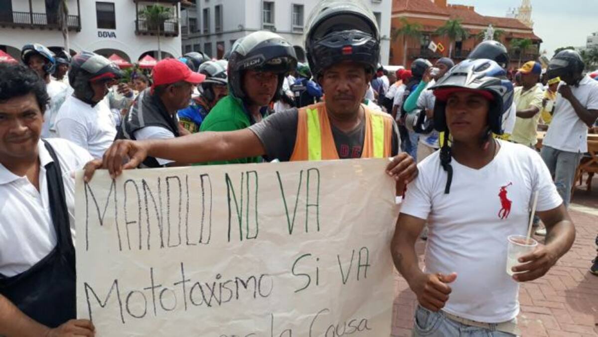 Mototaxistas en las afueras de la Alcaldía Mayor. Aroldo Mestre// El Universal
