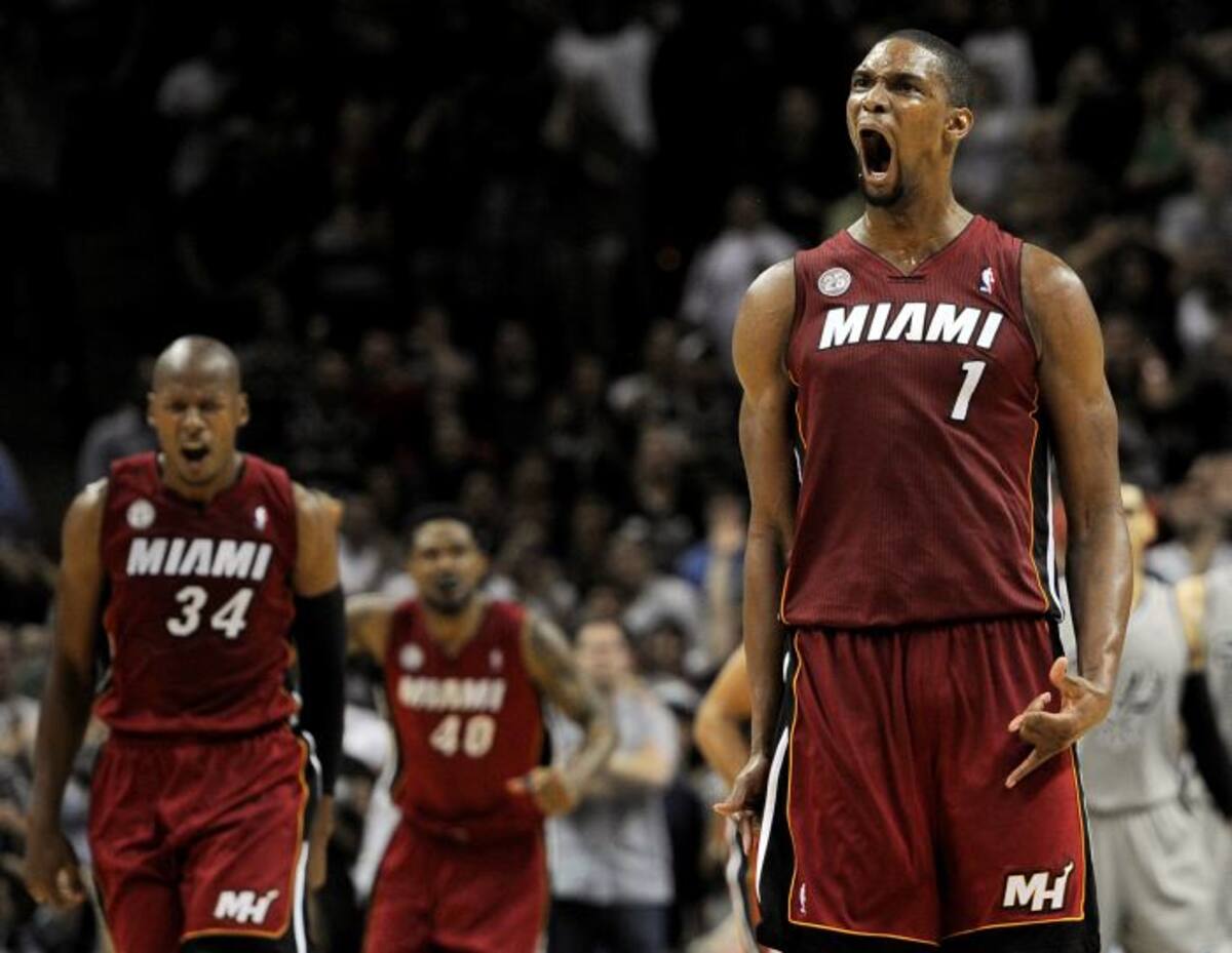 Chris Bosh anotó 23 puntos, incluido el triple de la victoria con 1,9 segundos por jugarse, para que el Heat de Miami venciera por 88-86 a los Spurs de San Antonio. AP Darren Abate