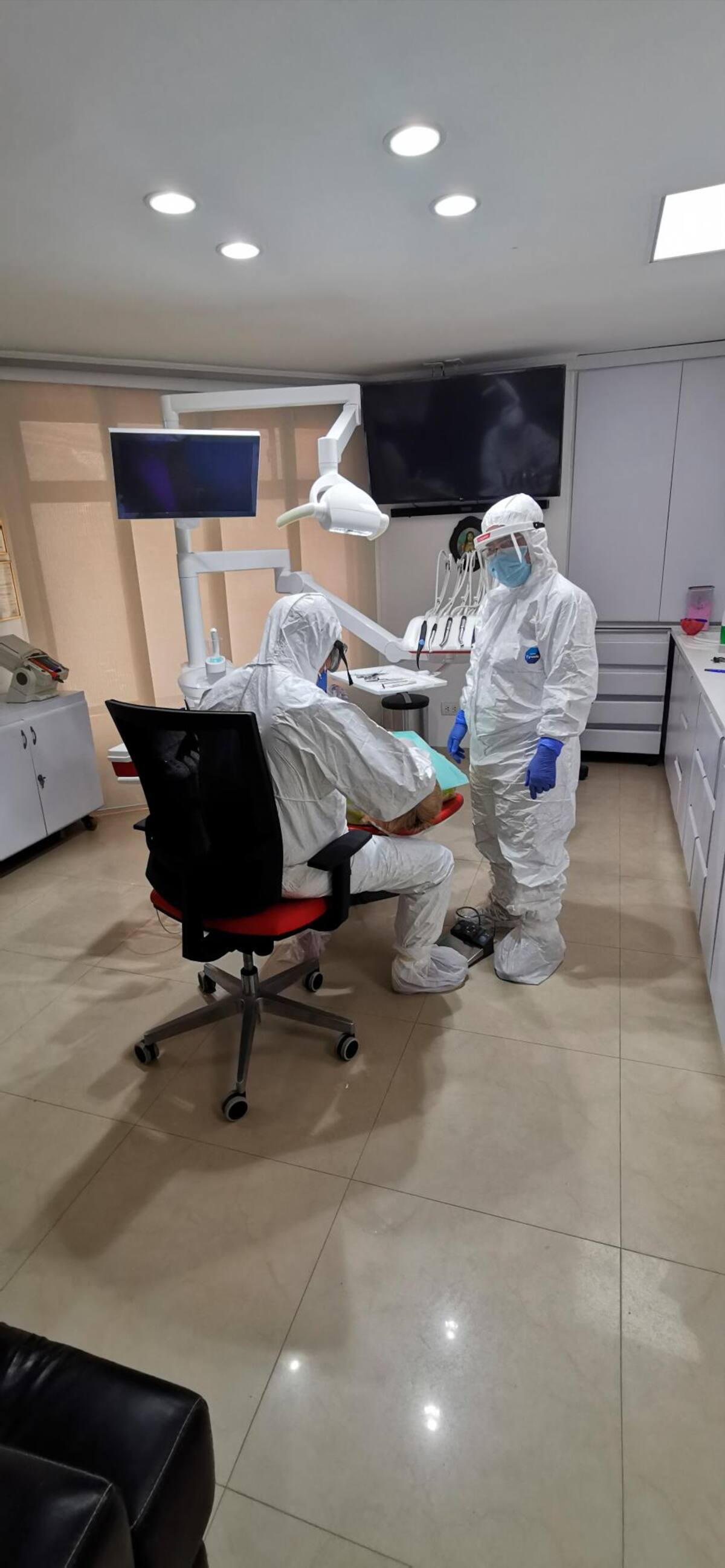 La indumentaria apropiada, tanto en personal médico como los pacientes, es fundamental durante la atención.