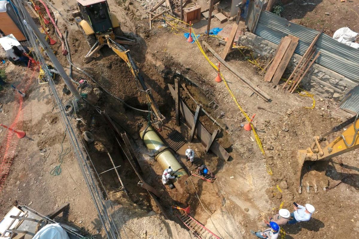 Así van los trabajos de reparación del tubo averiado en Albornoz
