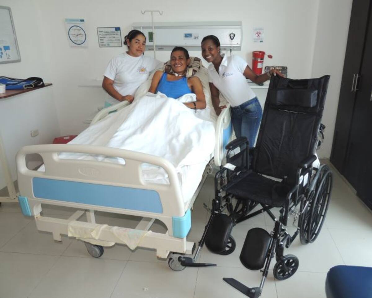 Adrián, acompañado de una familiar (izquierda) y una representante de la Asociación Deportiva y Cultural Fredy Aycardi Martinez, que donó la silla de ruedas que necesitaba.