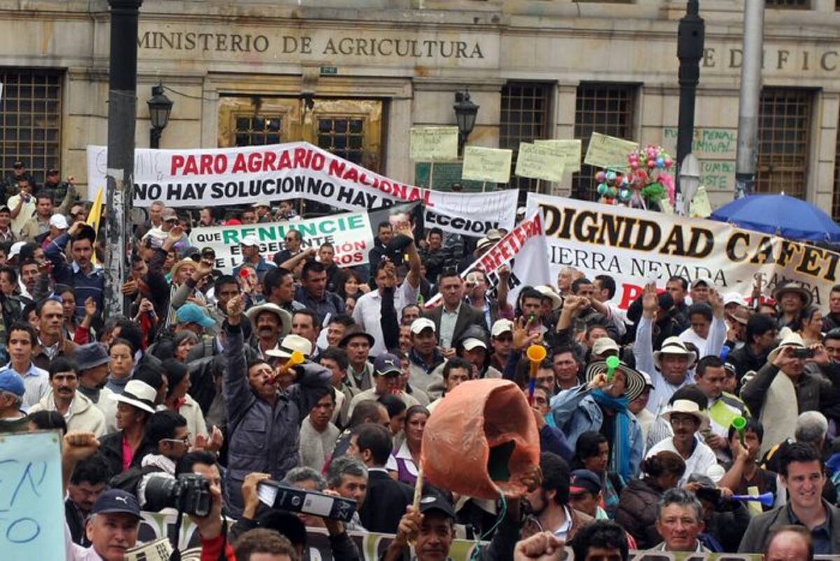 Cerca de 2.000 campesinos se congregaron para protestar por el incumplimiento de las promesas del Presidente y para exigir la renuncia del ministro de Agricultura. COLPRENSA