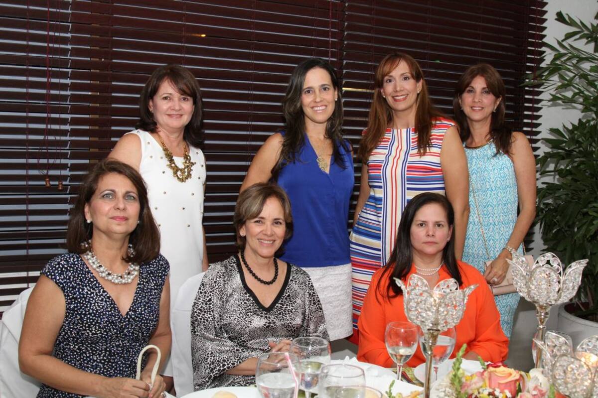 De pie: Gloria Guerrero, Adriana Partidas, Beatriz Castillo y Mónica Tejada; sentadas: Karina Chalela, Luchy Guerrero y Claudia Gómez.