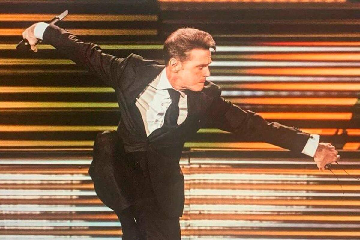 Video: Luis Miguel se resbaló y cayó al piso en pleno concierto en México