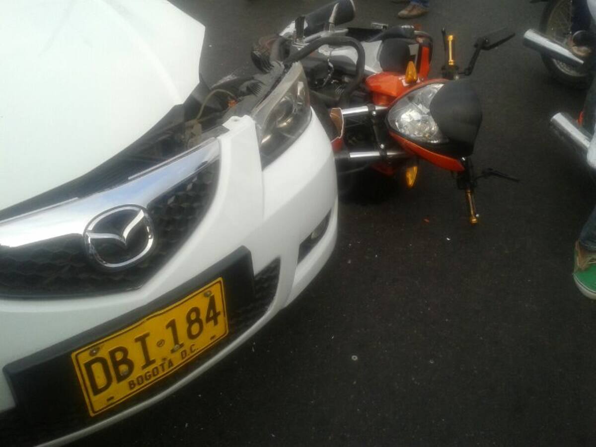 Accidente de tránsito entre este carro y una moto dejó a una persona herida. EL UNIVERSAL