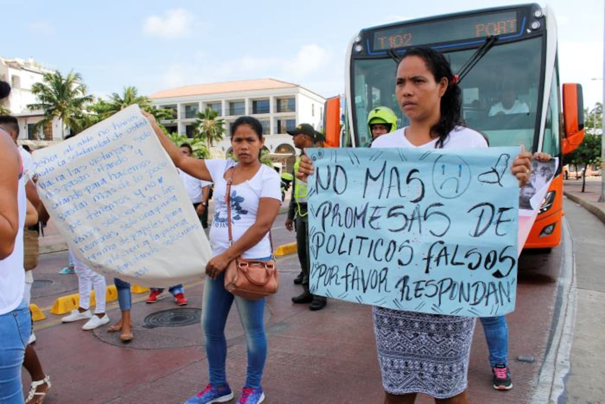 Familiares de las víctimas mortales y sobrevivientes de desplome en Blas de Lezo, protestaron en el Reloj Público el pasado viernes, 30 de junio. Julio Castaño Beltrán -Archivo El Universal