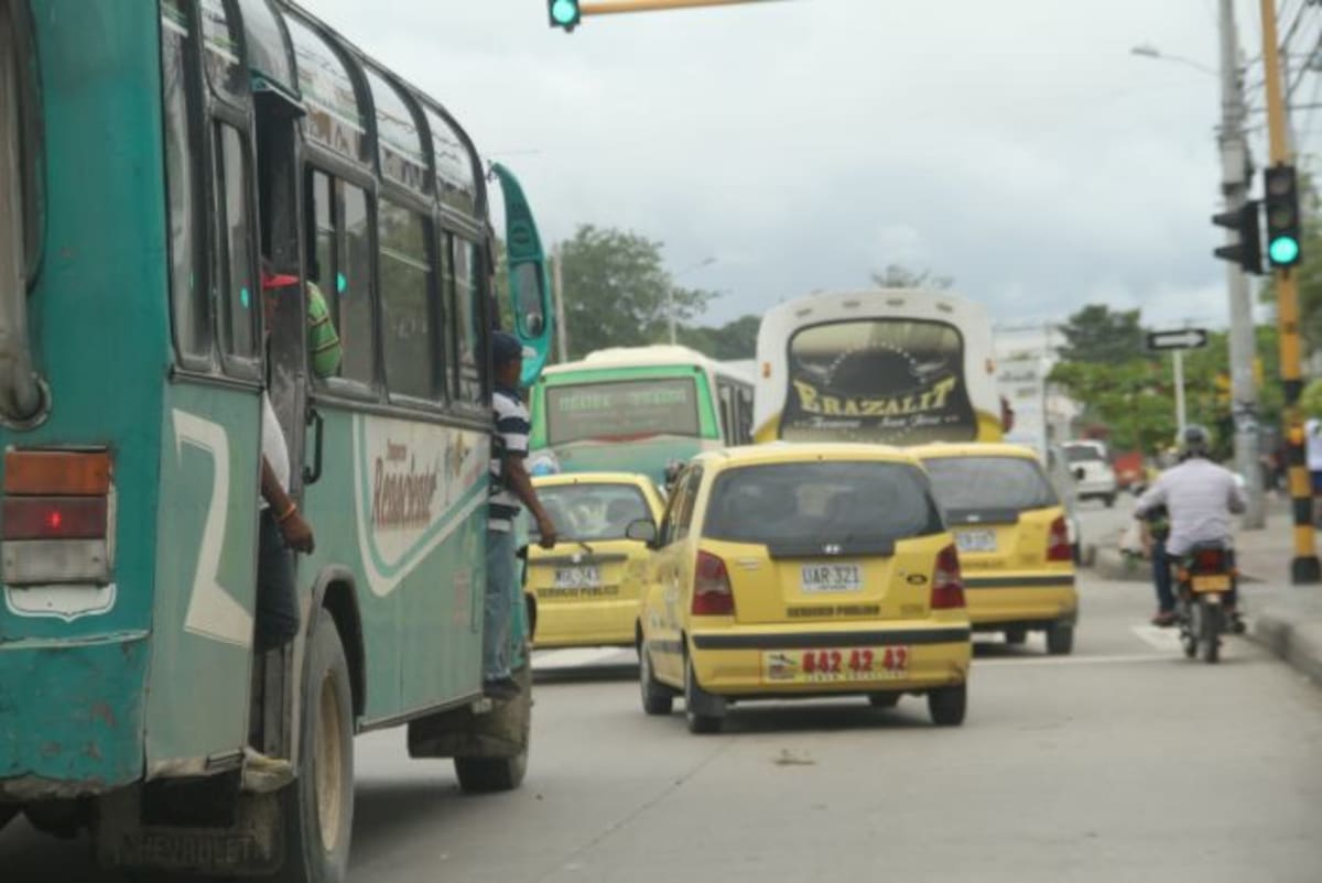 Todos los días se observan decenas de sparrings en los estribos de la buseta. JORGE PUERTA - EL UNIVERSAL