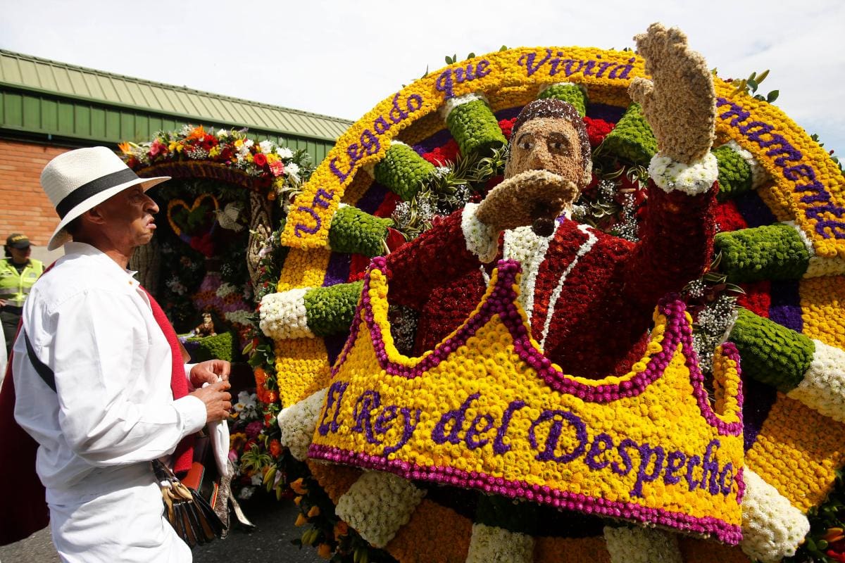 Silleteros vuelven a pintar de colores a Medellín desfilando con sus flores