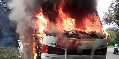 Ataque en la vía Popayán-Cali: queman bus y activan investigación