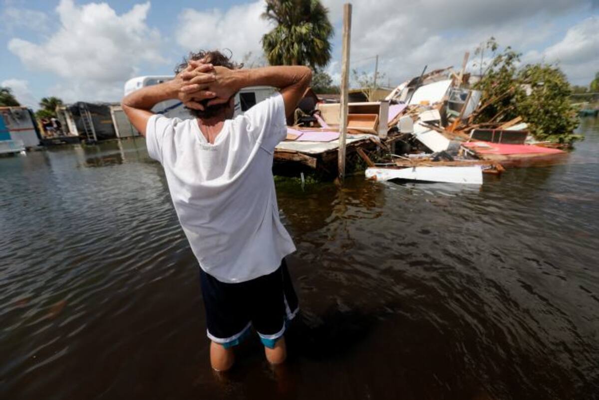 Larry Dimas camina alrededor de su remolque destruido en Immokalee, Florida. Irma dañó gravemente la casa móvil de Dimas y destruyó otro que utilizó para los ingresos de alquiler, haciendo su dura vida aún más difícil. AP Gerald Herbert